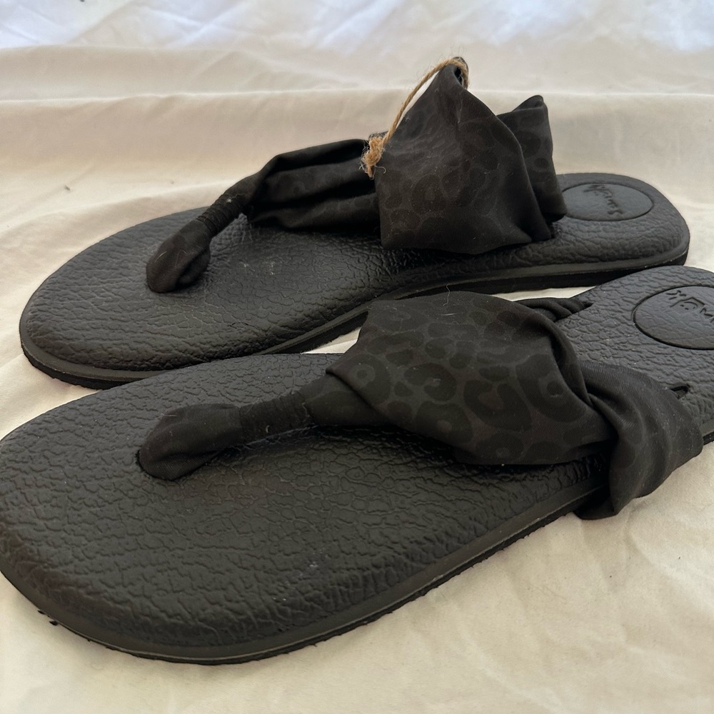 Never worn Sanuk yoga mat sandals